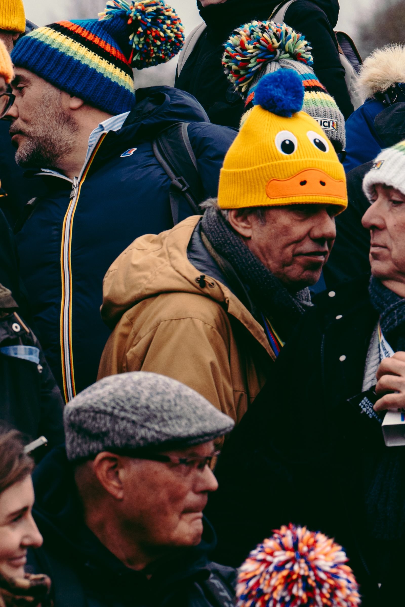 Spectateurs en bonnets colorés dans la foule