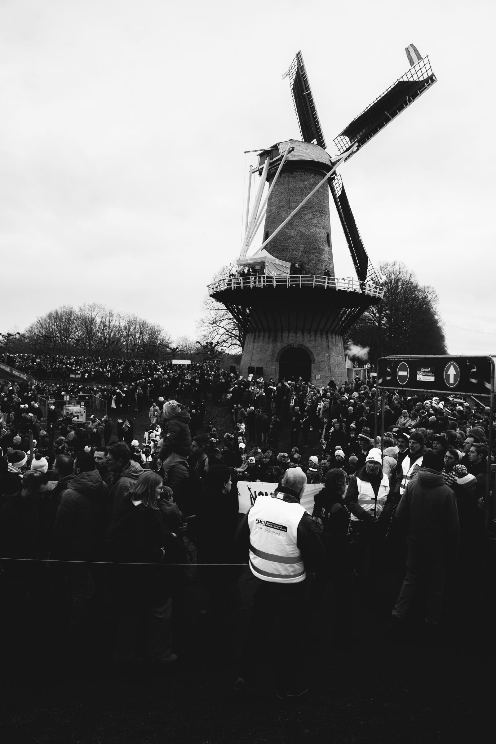 Foule devant le moulin, noir et blanc