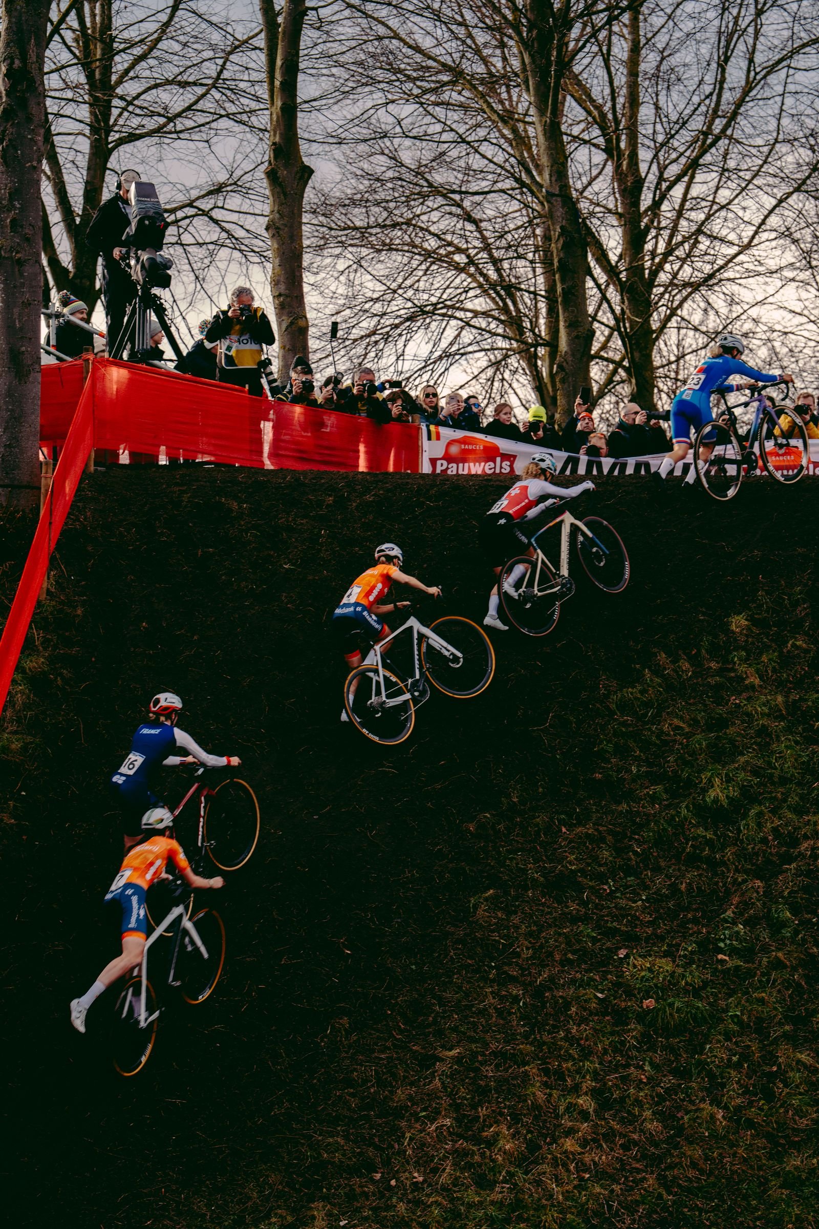 Peloton féminin dans une descente sombre