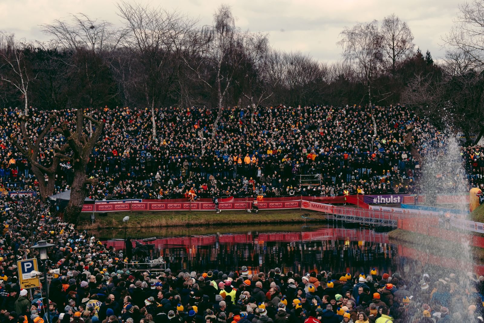 Foule immense au bord de l'eau pendant les championnats du monde de cyclo-cross