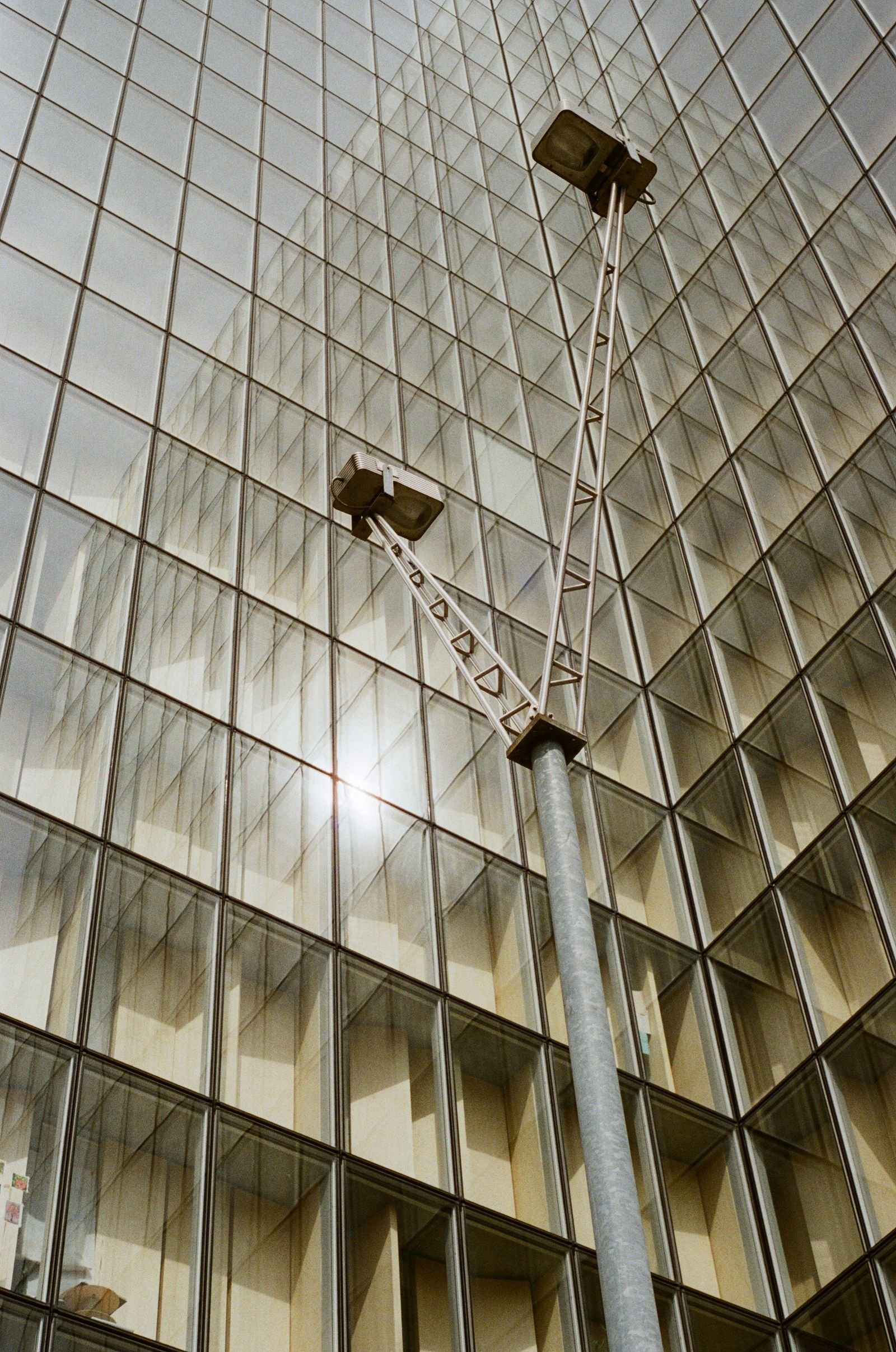 Façade de verre et projecteur, contre-plongée