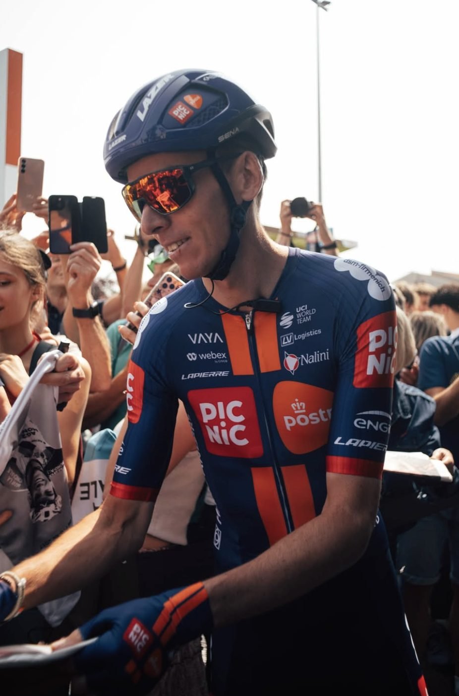 Romain Bardet au milieu des téléphones avant le départ