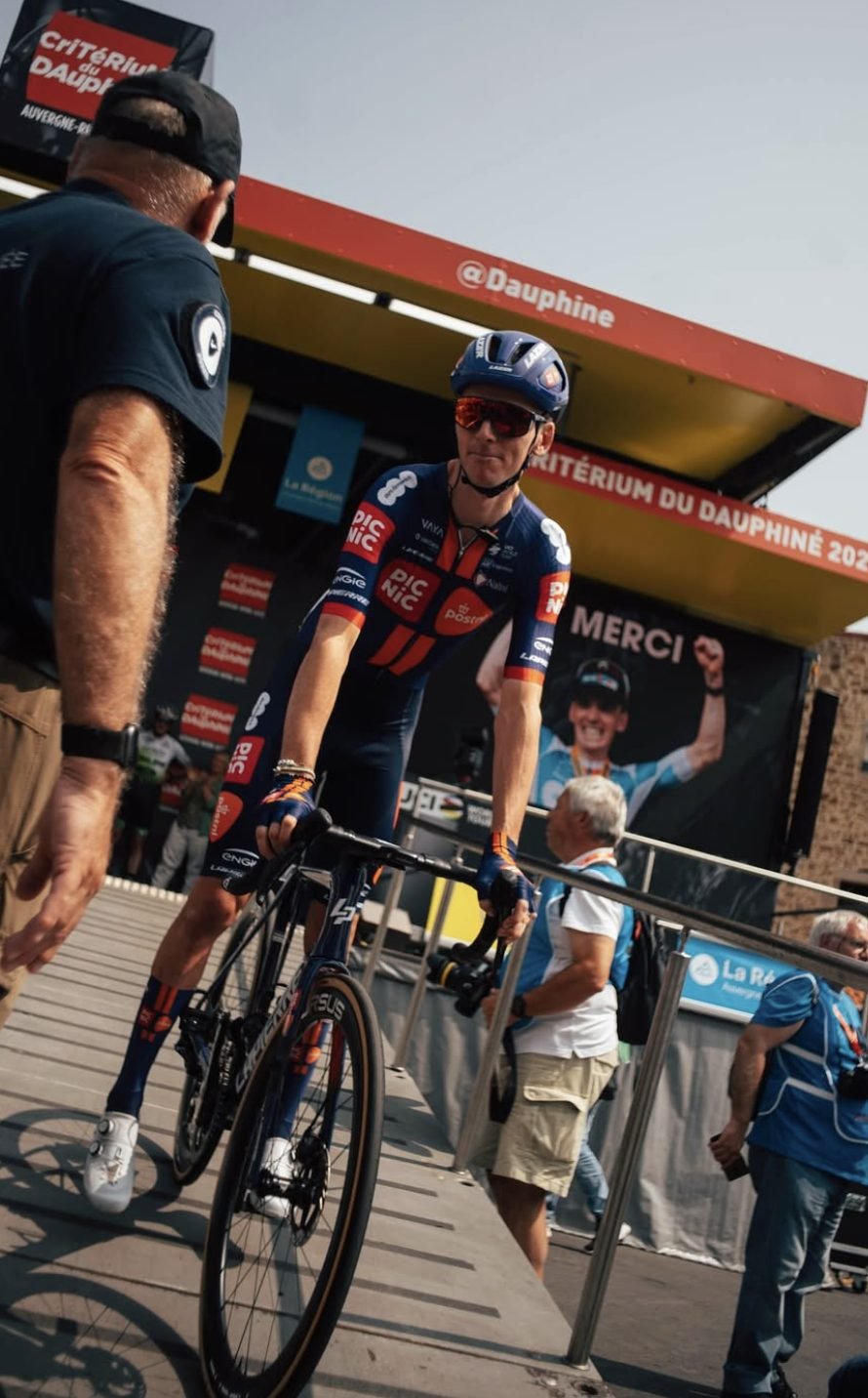 Montée sur le podium de signature du Critérium du Dauphiné