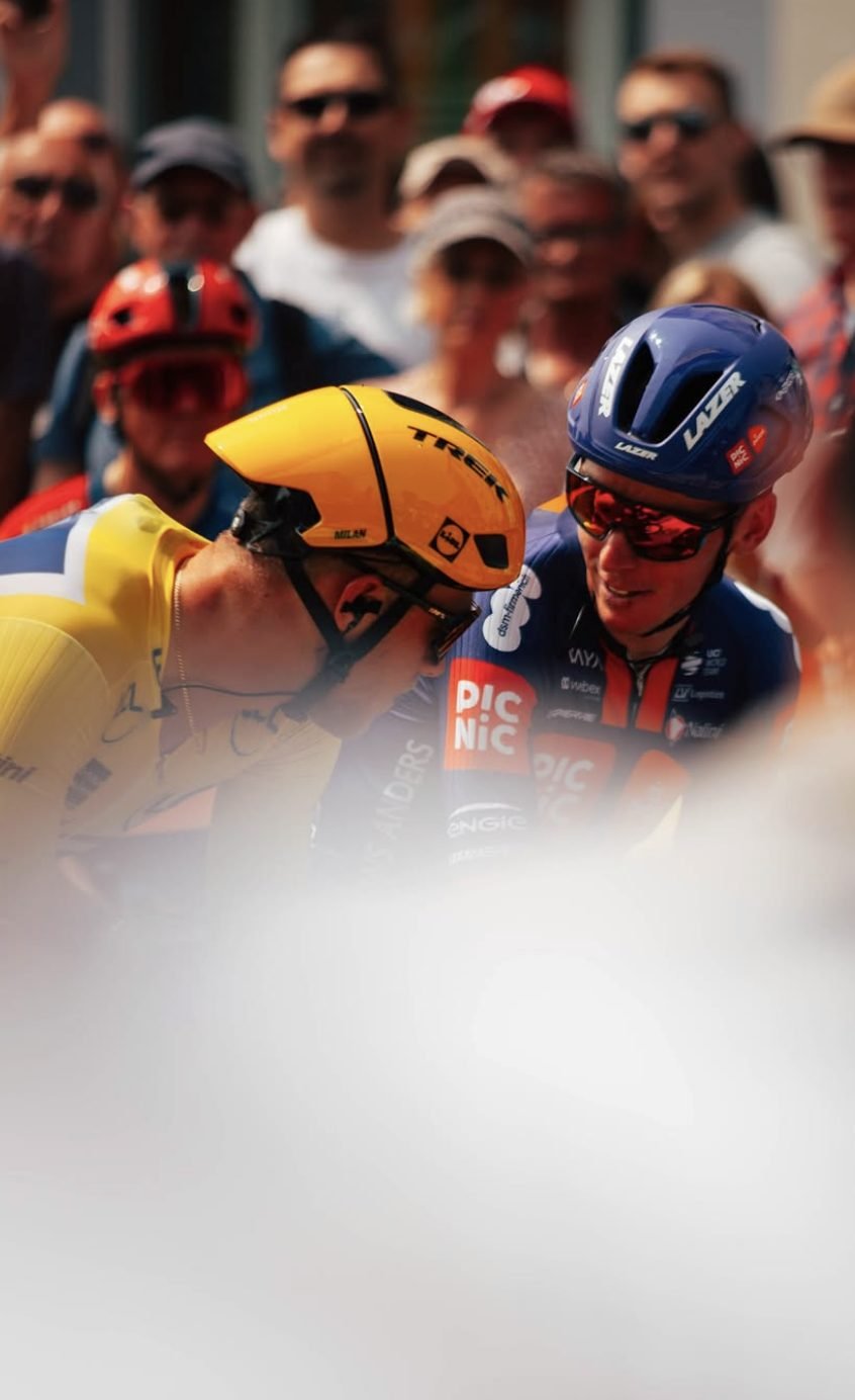 Deux coureurs côte à côte dans la chaleur
