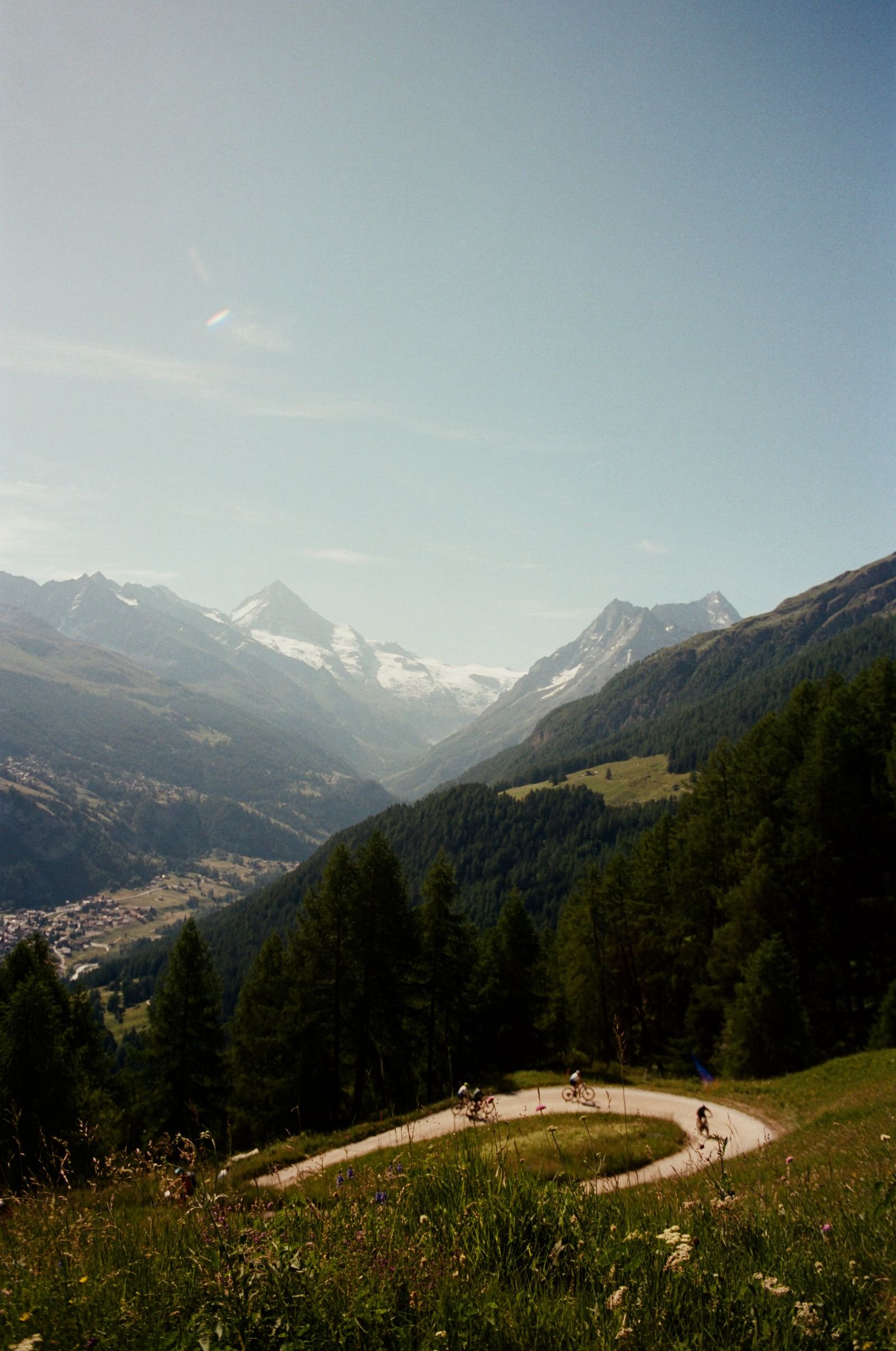 Vallée du Valais et glacier, coureurs dans un lacet