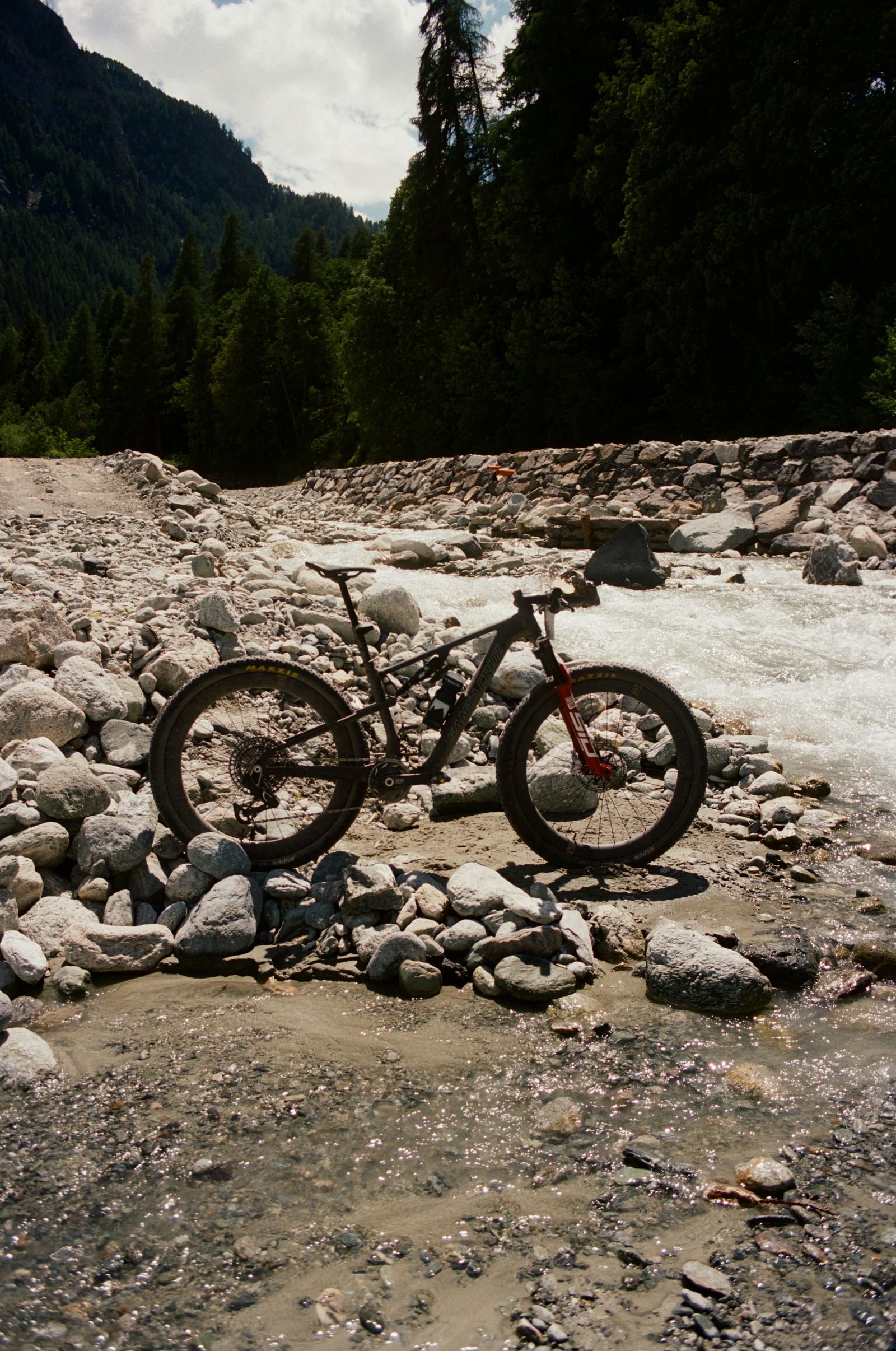 VTT posé sur les galets au bord du torrent