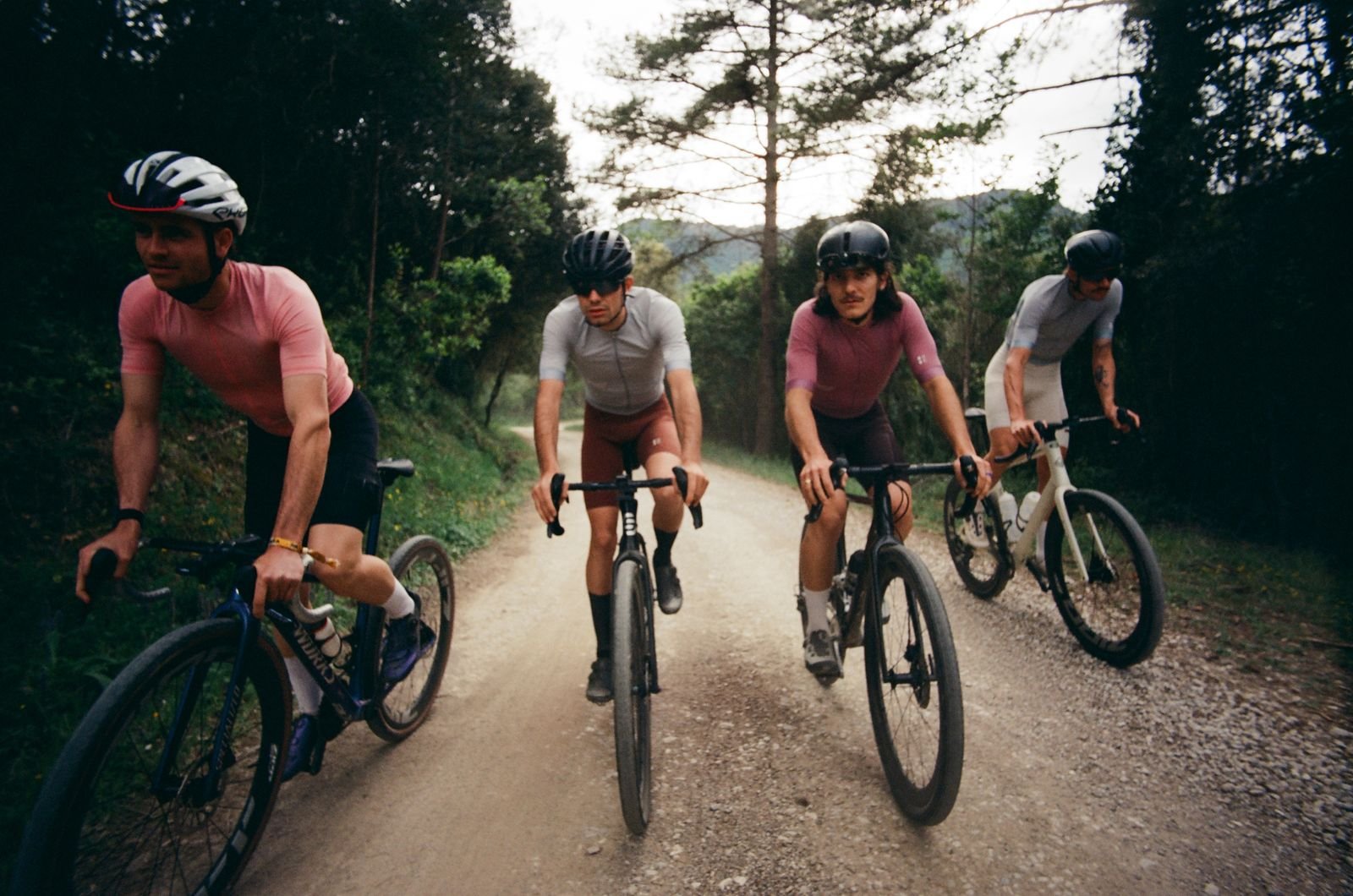 Quatre coureurs de front sur une piste de gravel andalouse